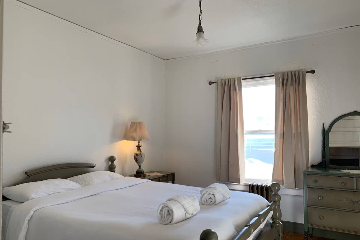 Standardzimmer, 1 Queen-Bett | Kostenloses WLAN, Bettwäsche