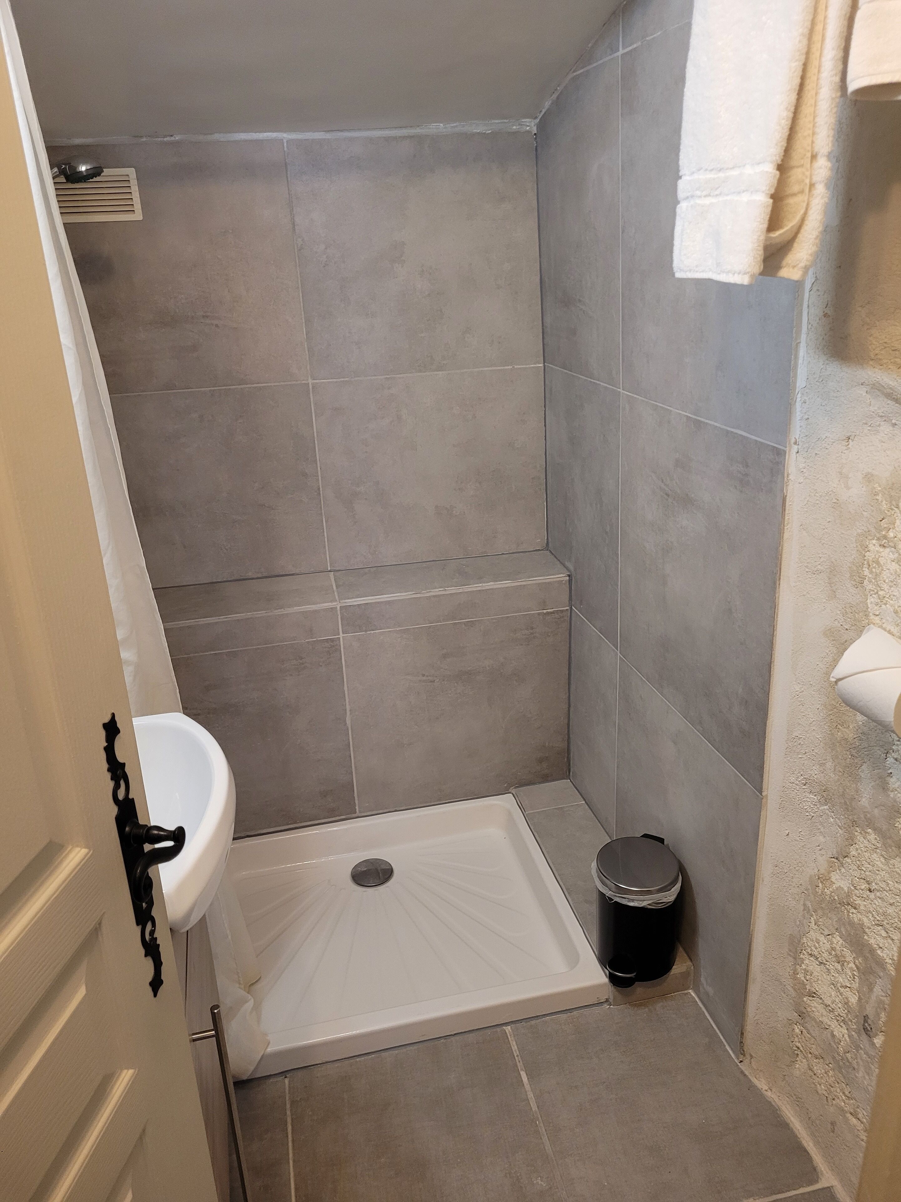 studio supérieur | bathroom | shower, free toiletries, towels