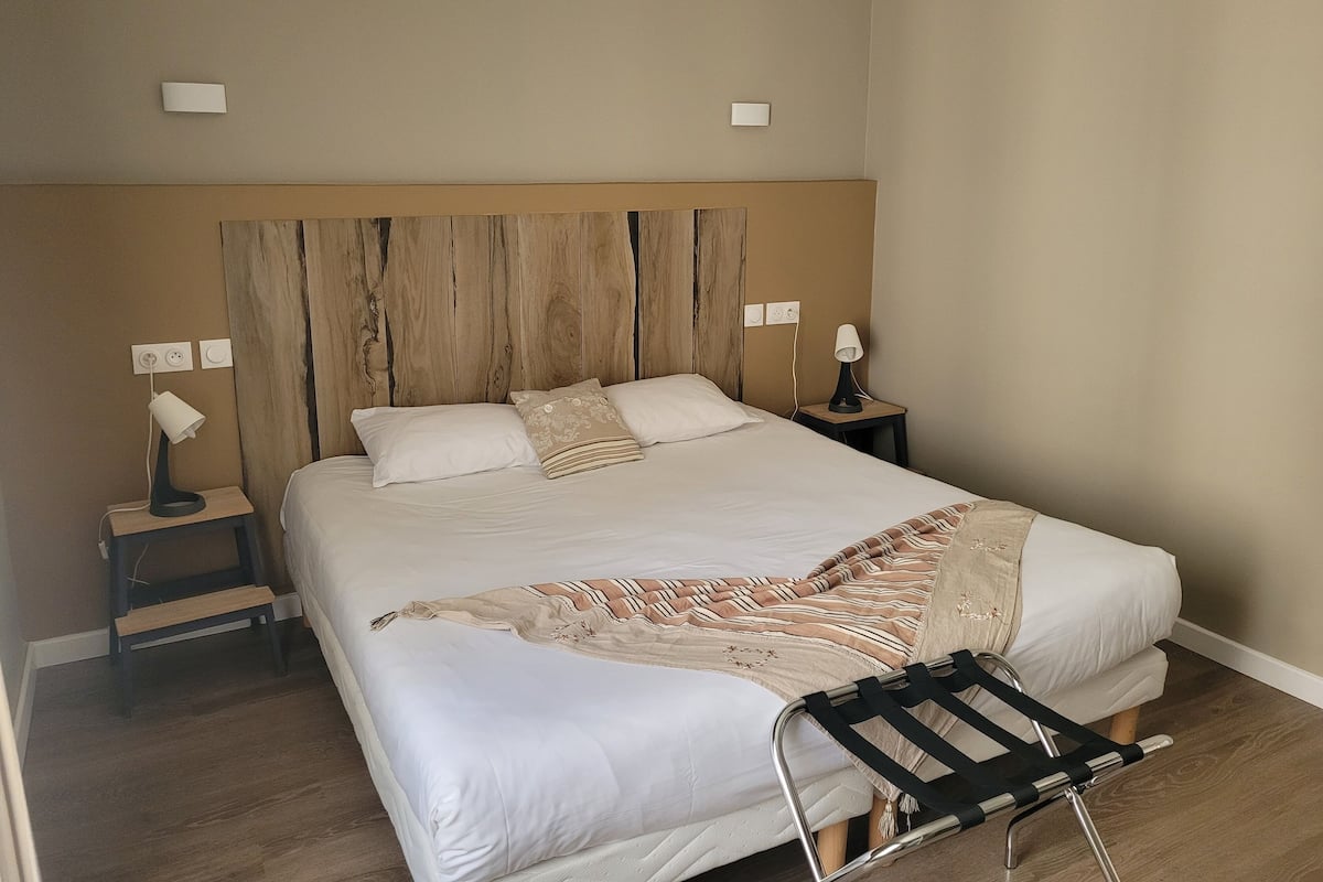 Cortinas blackout, tabla de planchar con plancha y wifi gratis
