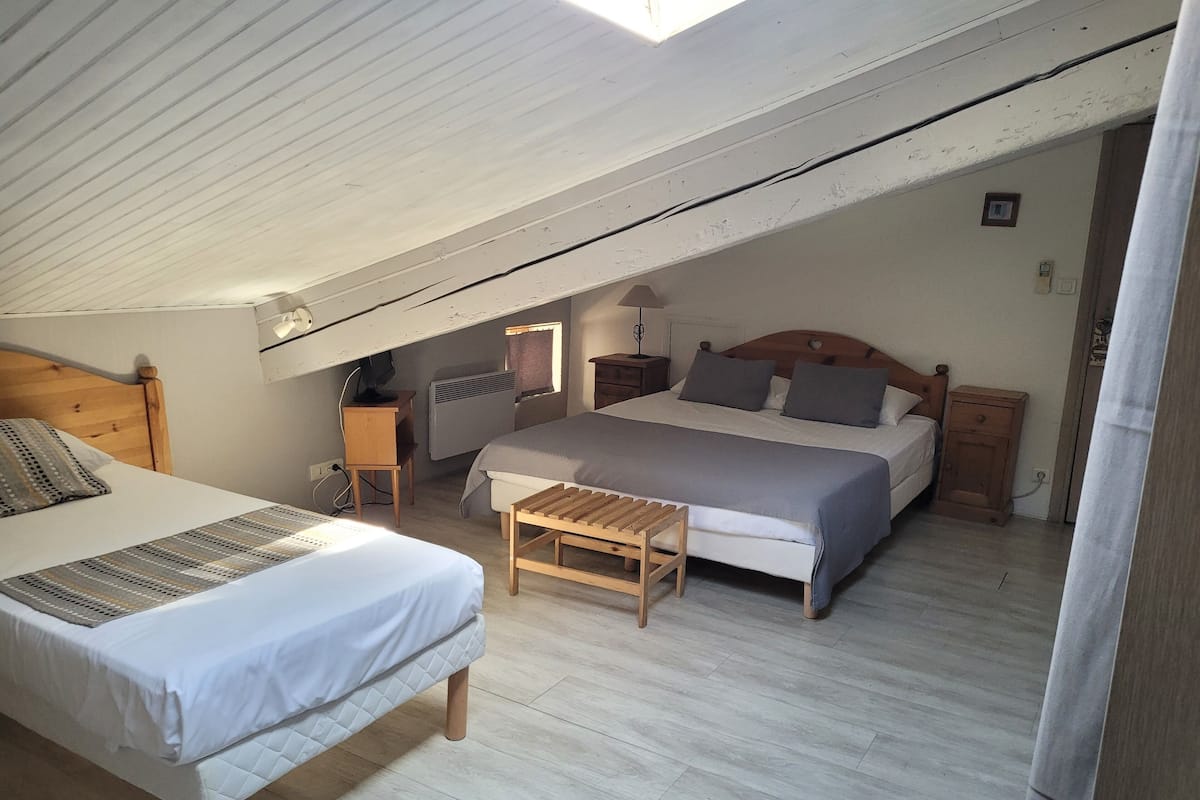 Cortinas blackout, tabla de planchar con plancha y wifi gratis