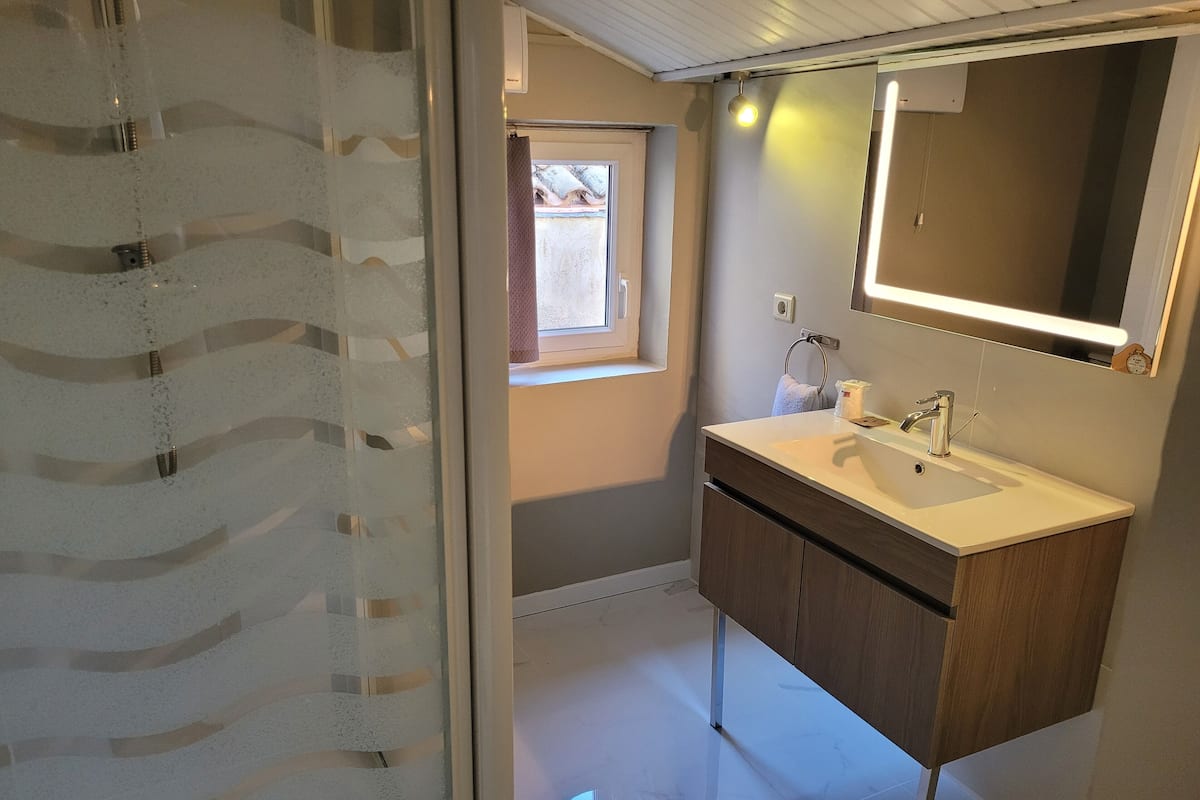 Chambre Double Mansardée | Banyo | Duş, ücretsiz banyo/kozmetik ürünleri, havlu