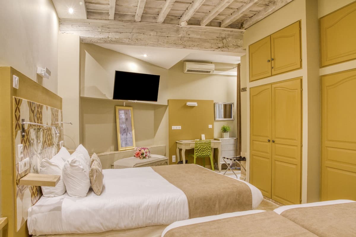 comfort quadruple room | blackout curtains, iron/ironing board, free wifi, bed sheets