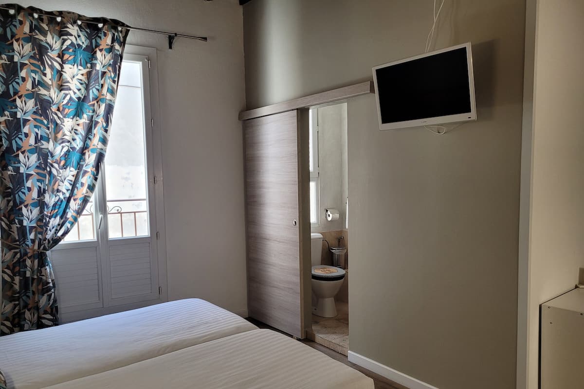 Cortinas blackout, tabla de planchar con plancha y wifi gratis