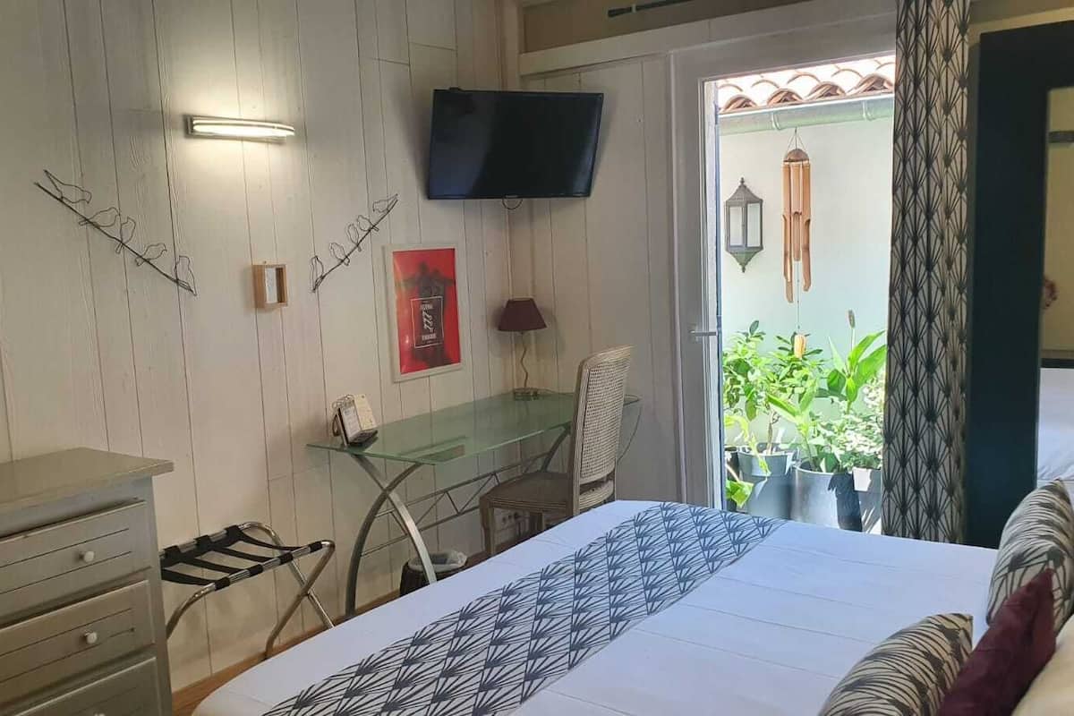 Superior Tek Büyük Yataklı Oda | Güneşlik/perde, ütü/ütü masası, ücretsiz kablosuz İnternet