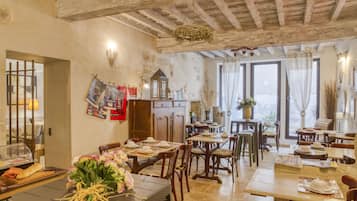 Desayuno buffet (EUR 12 por persona)