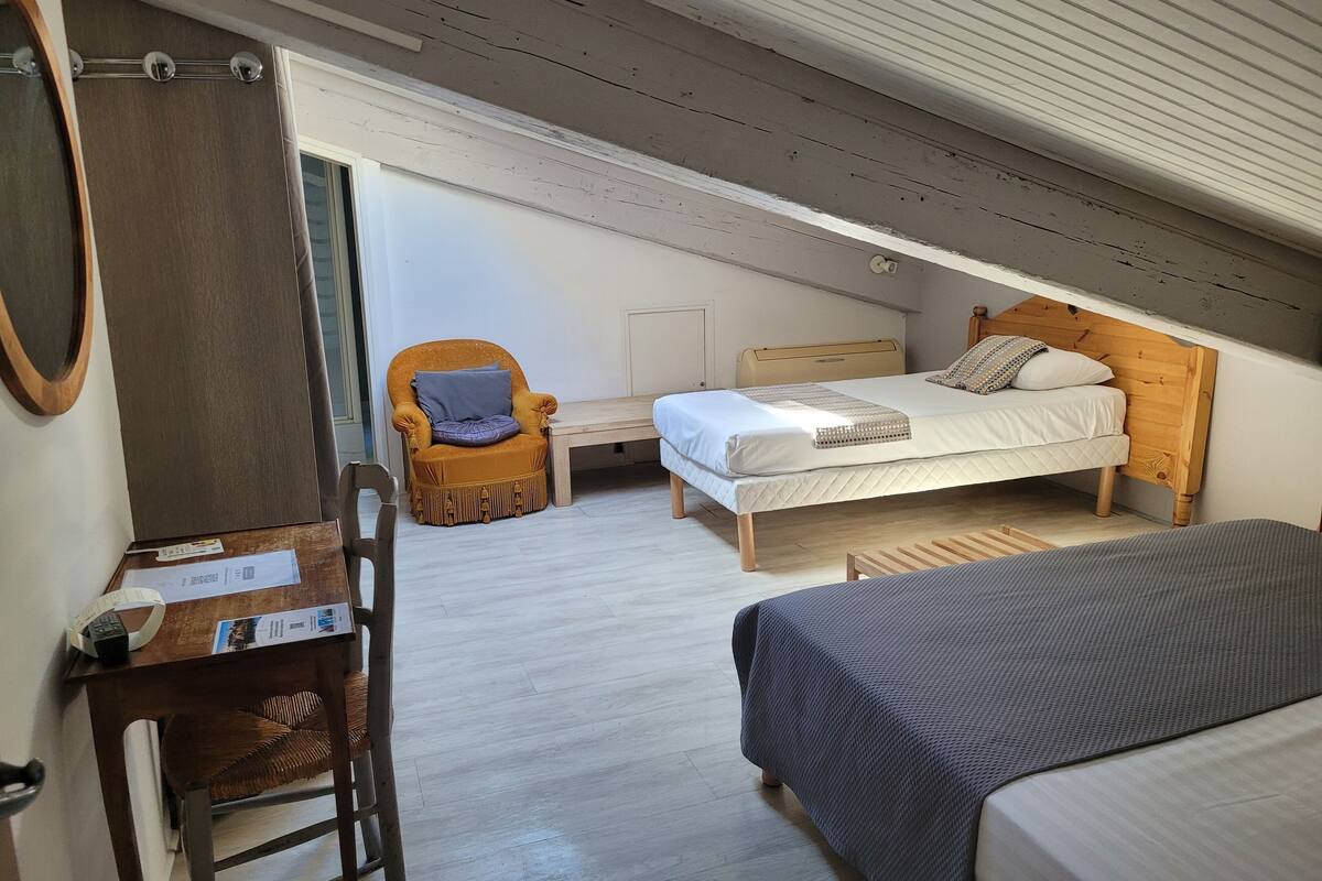 chambre double mansardée | blackout curtains, iron/ironing board, free wifi, bed sheets
