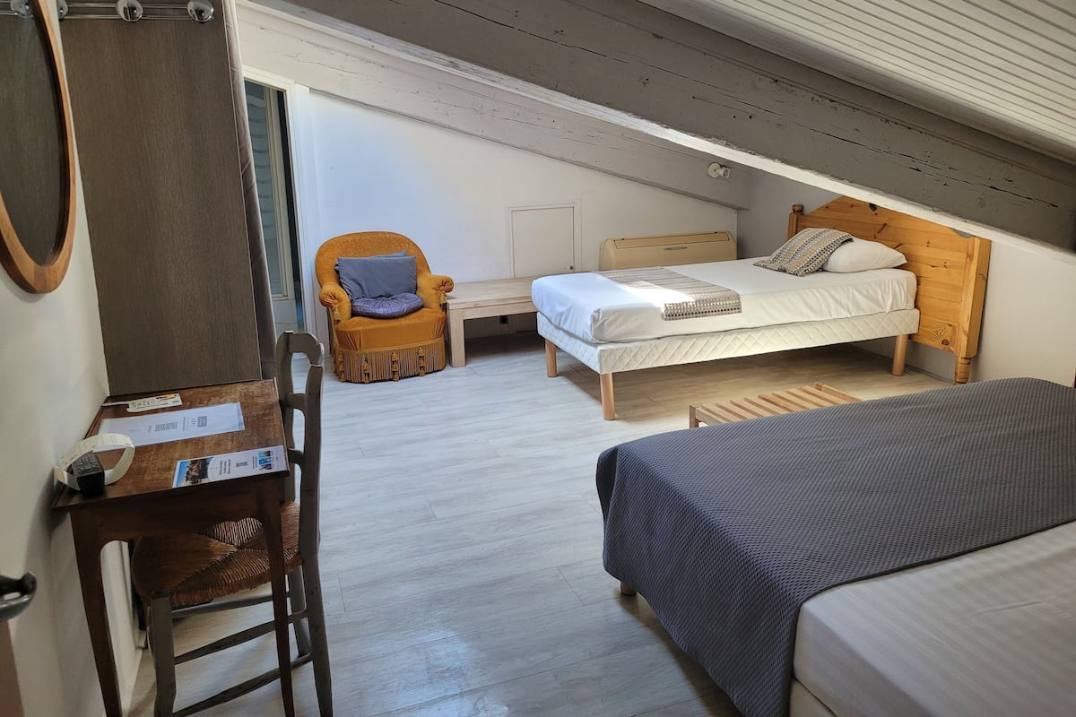 Chambre Double Mansardée | Güneşlik/perde, ütü/ütü masası, ücretsiz kablosuz İnternet