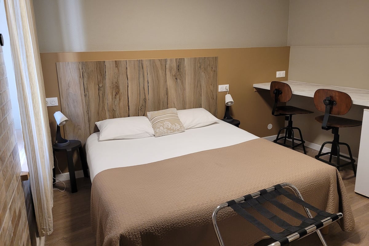 Cortinas blackout, tabla de planchar con plancha y wifi gratis