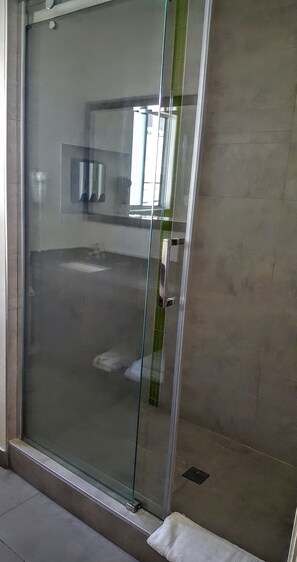 Bathroom shower - Jewel City Inn (Glendale)