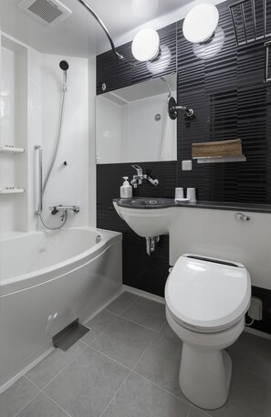 Combined shower/bathtub, free toiletries, hair dryer, slippers