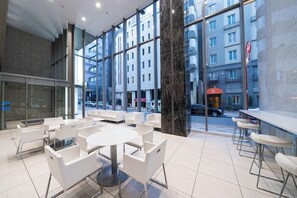 Serveert ontbijt, lunch, diner, Scandinavische gerechten 