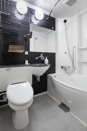 Ducha y bañera combinadas y artículos de higiene personal gratuitos