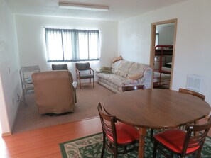 1 bedroom, free WiFi, bed sheets - All Seasons Campground & Cabins (Ninilchik)