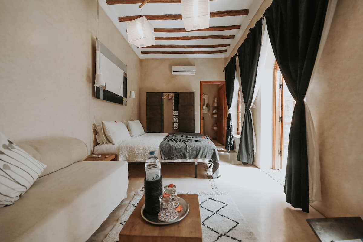 Chambre (Salam) | Literie de qualité supérieure, coffres-forts dans les chambres