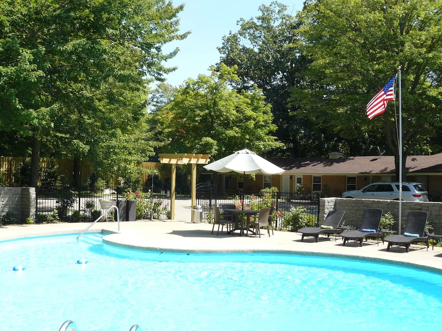 Una piscina al aire libre de temporada
