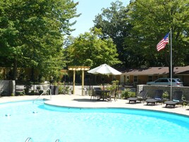 Una piscina al aire libre de temporada