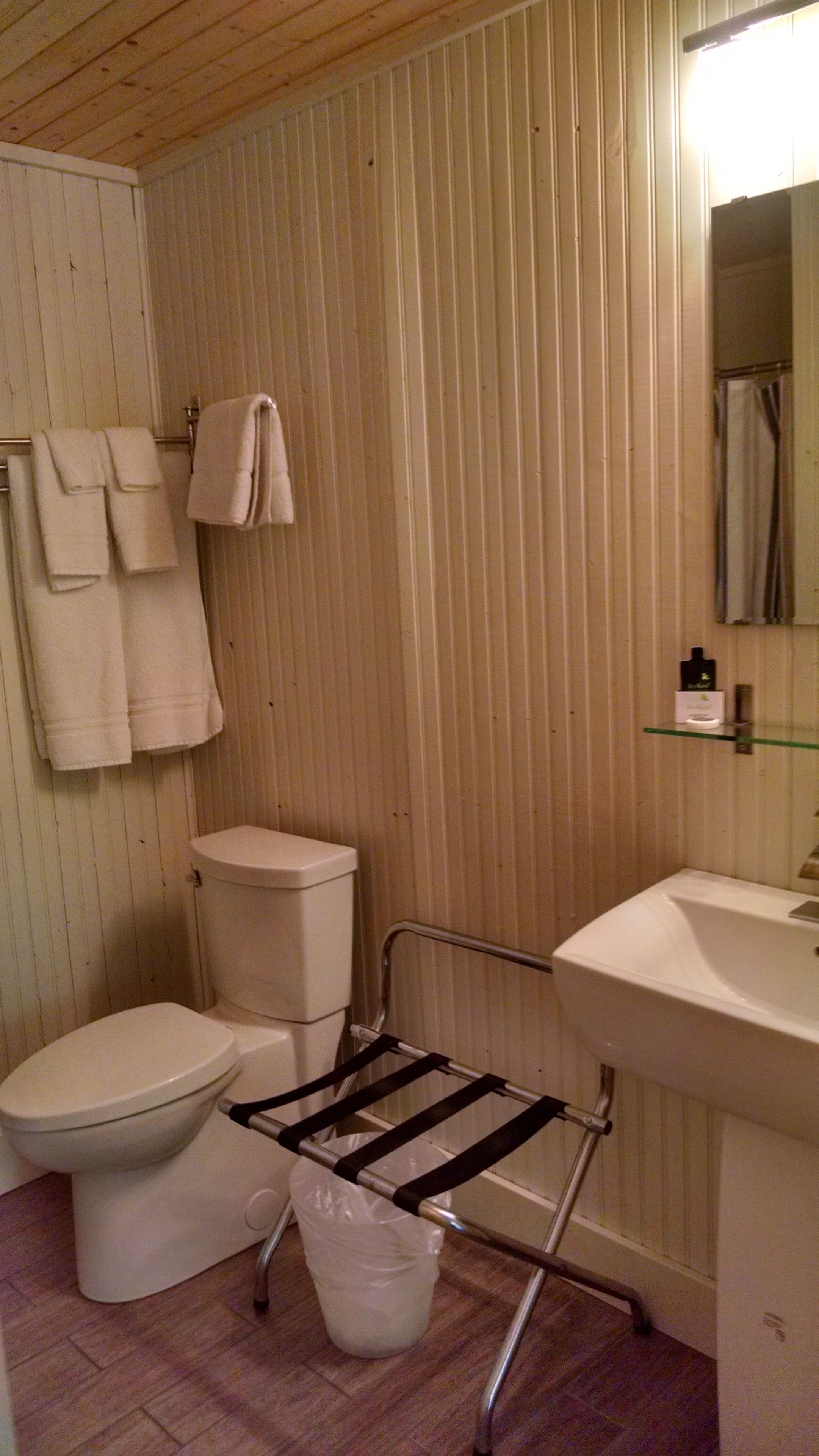 Ein Badezimmer mit Toilette, Waschbecken und Handtuchhalter.