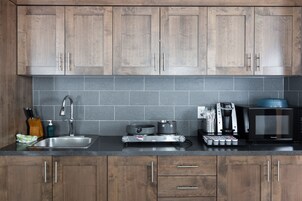 Room, Multiple Beds, Non Smoking | Private kitchen