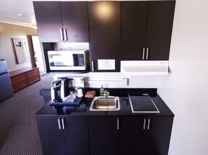 Individually furnished, desk, laptop workspace, blackout drapes - Northern Lights Inn & Suites (Valleyview)