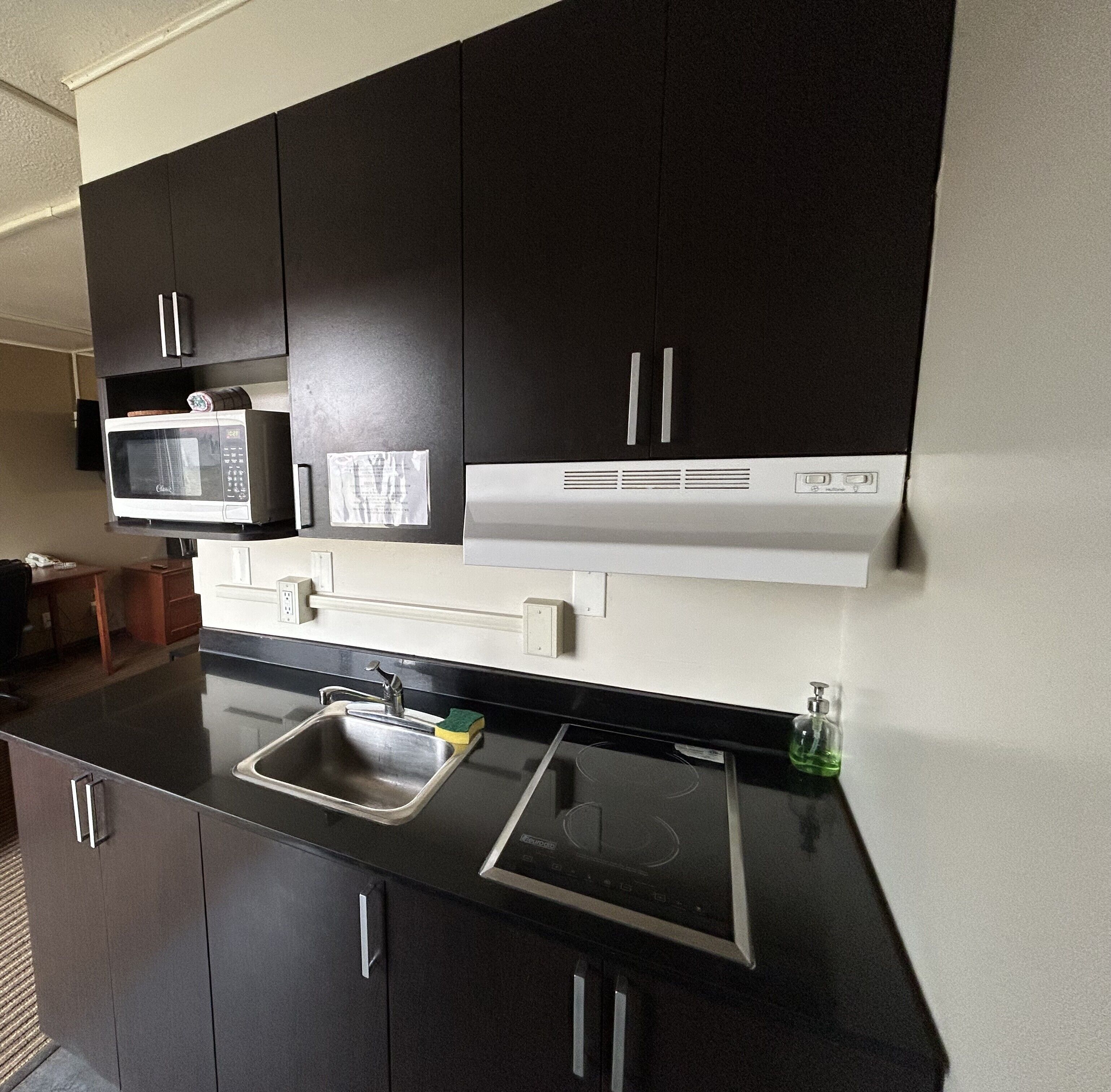 Muebles diferentes, escritorio y espacio para trabajar con laptop 