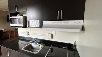 Muebles diferentes, escritorio y espacio para trabajar con laptop