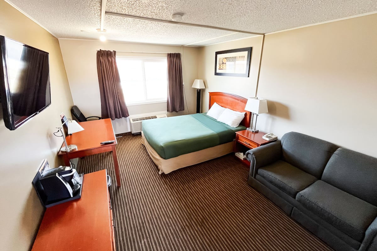 Individually furnished, desk, laptop workspace, free WiFi