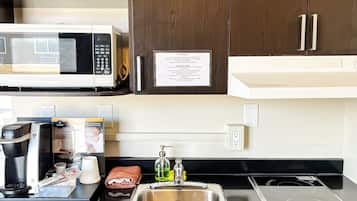 Double Room, Kitchenette | Private kitchen | Fridge, microwave, coffee/tea maker