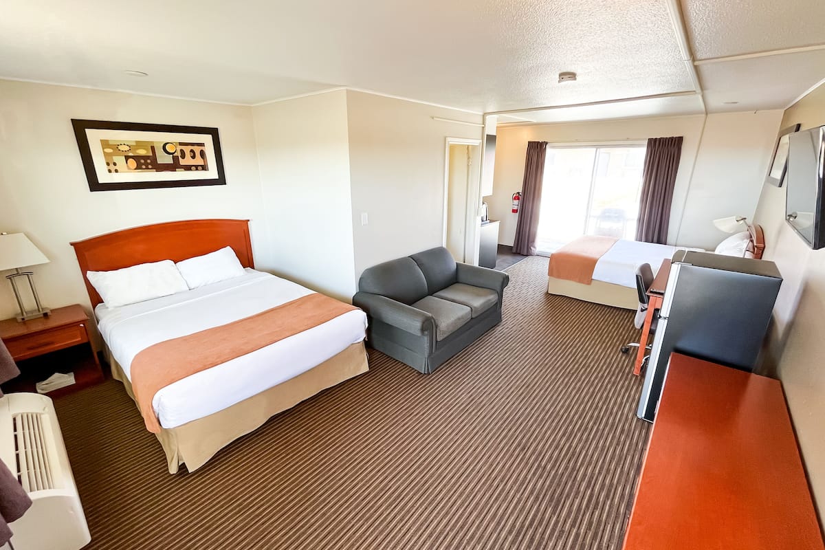 Individually furnished, desk, laptop workspace, free WiFi