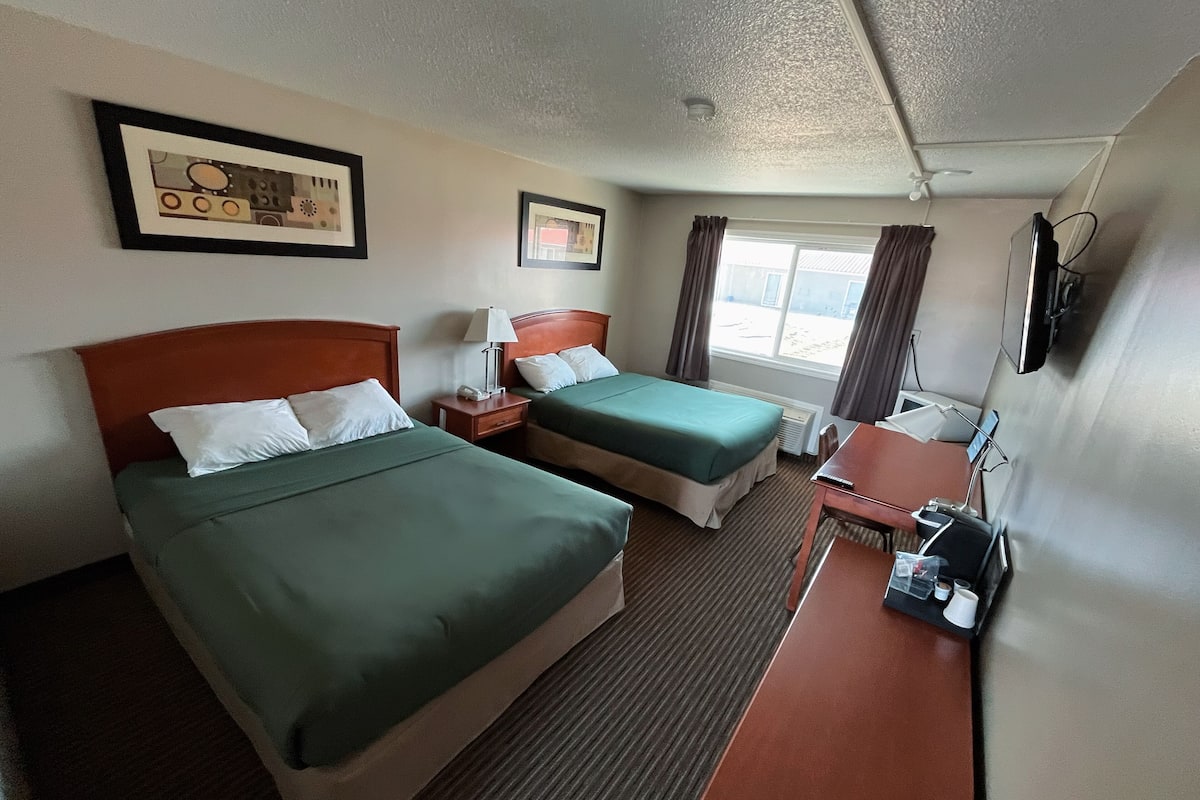 Standaard tweepersoonskamer, 2 queensize bedden | Een bureau, gratis wifi, beddengoed