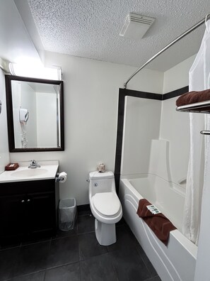 Combined shower/tub, free toiletries, hair dryer, towels