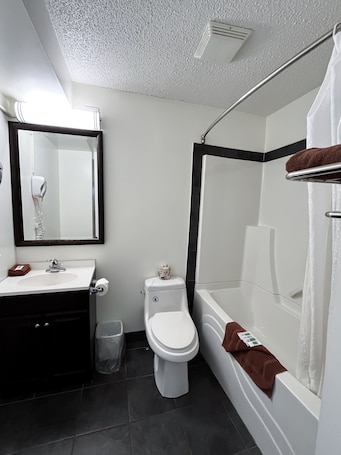 Combined shower/tub, free toiletries, hair dryer, towels. Northern Lights Inn & Suites