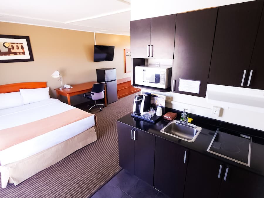 Muebles diferentes, escritorio y espacio para trabajar con laptop