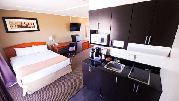 Individually furnished, desk, laptop workspace, free WiFi - Northern Lights Inn & Suites (Valleyview)