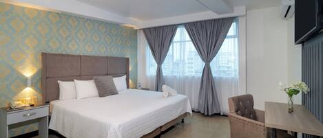 Quarto casal, 1 cama Queen | Edredons de pluma, frigobar, cofres nos quartos, escrivaninha