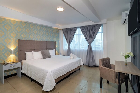 Quarto casal, 1 cama Queen | 1 quarto, edredons de pluma, frigobar, cofres nos quartos