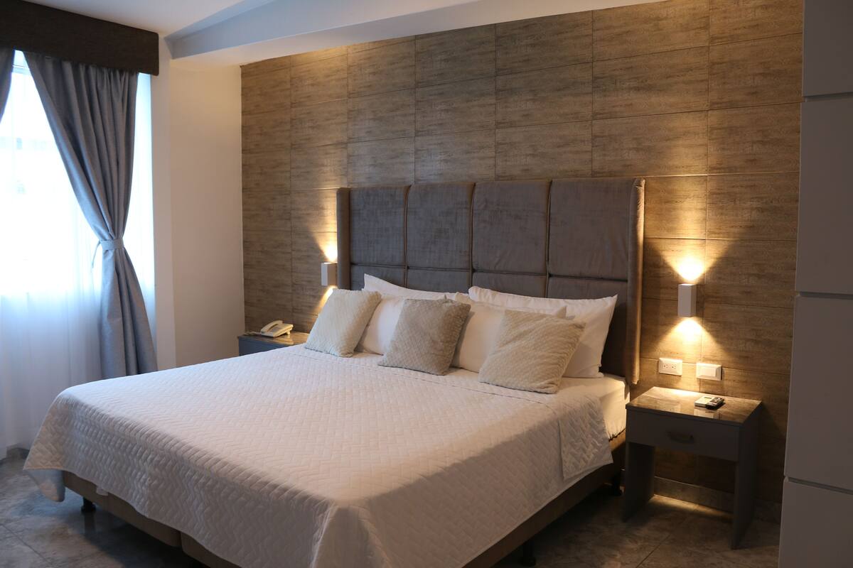 Quarto casal, 1 cama Queen | 1 quarto, edredons de pluma, frigobar, cofres nos quartos