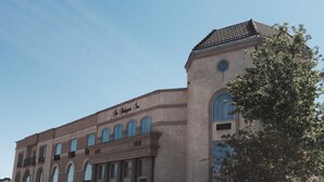 Un edificio histórico con ventanas de arco y una entrada destacada.