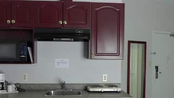 Fridge, coffee/tea maker