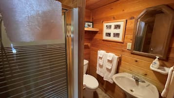 Cabaña, 1 cama Queen size (Bears Den) | Baño | Amenidades de baño gratuitas, secadora de cabello, toallas