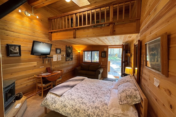 Chalet rustique, 1 grand lit (Bears Den) | Décor unique, ameublement unique, accès au Wi-Fi (inclus)