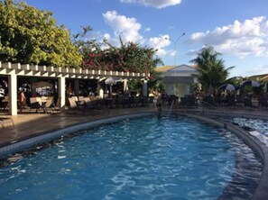 15 piscines extérieures, parasols de plage, chaises longues