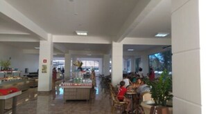 Petit déjeuner, déjeuner et dßner servis sur place