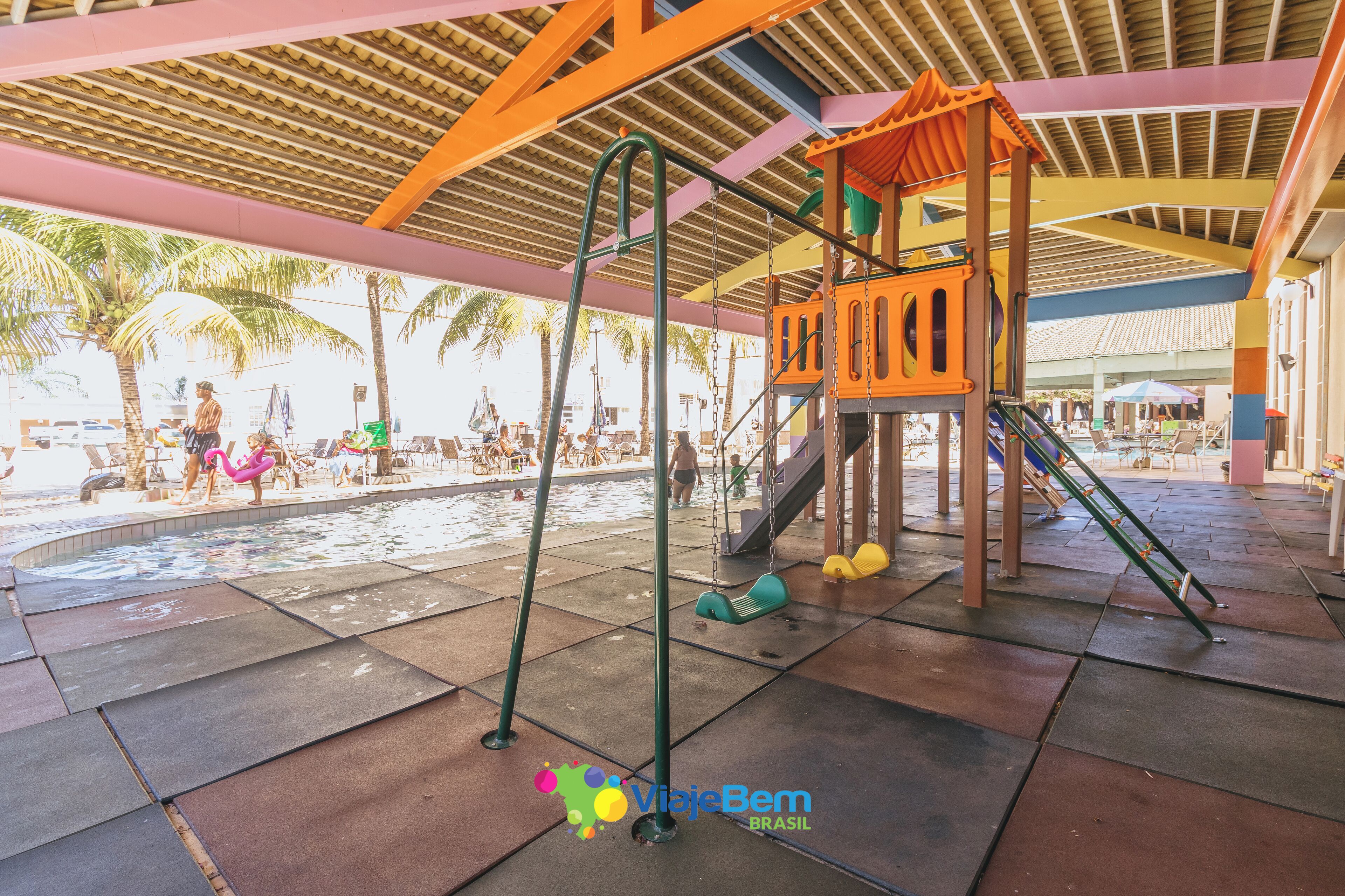 5 piscines extérieures, parasols de plage, chaises longues