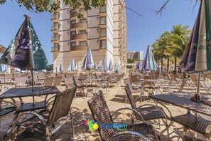 5 albercas al aire libre, sombrillas en la alberca y camastros