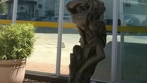 A modern building with a glass facade and a sculpture in front. - diRoma Exclusive Caldas Novas (Caldas Novas)