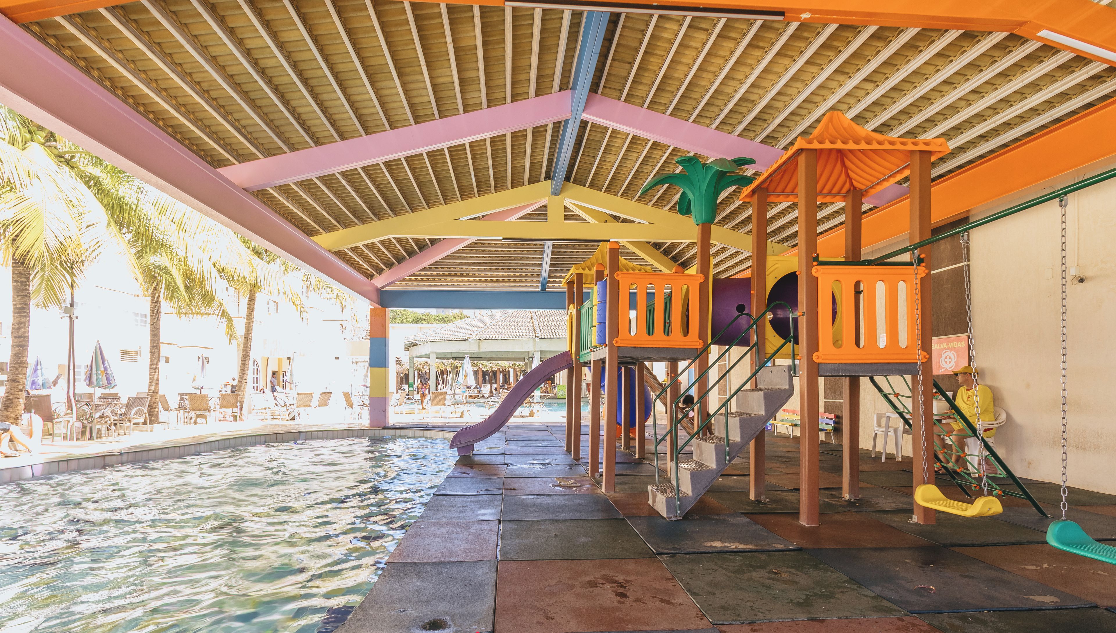 Un parc aquatique intérieur doté d’une piscine, de toboggans et d’aires de jeux.
