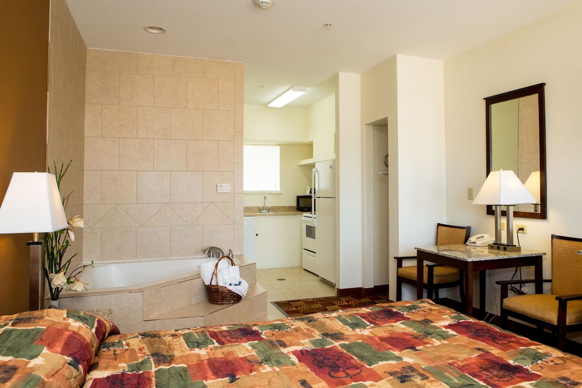 Deluxe Suite, 1 Katil Raja (King) | 1 bilik tidur, meja, Wi-fi percuma, akses kerusi roda