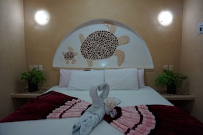 Junior Double Room, 1 King Bed | Iron/ironing board, free WiFi - Hotel Real Azteca (Chetumal)