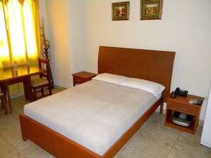 Caja fuerte, escritorio, tabla de planchar con plancha