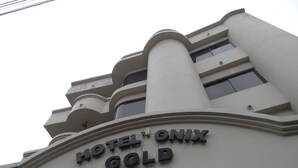 Un letrero de hotel con el nombre HOTEL ONIX GOLD.